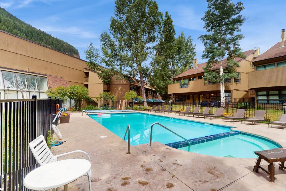 Remodeled 2 Bedroom East Vail Condo 6G with Hot Tub Market Free Shuttle